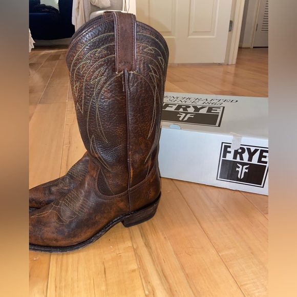 Frye cowboy boots in great condition - Picture 2 of 3